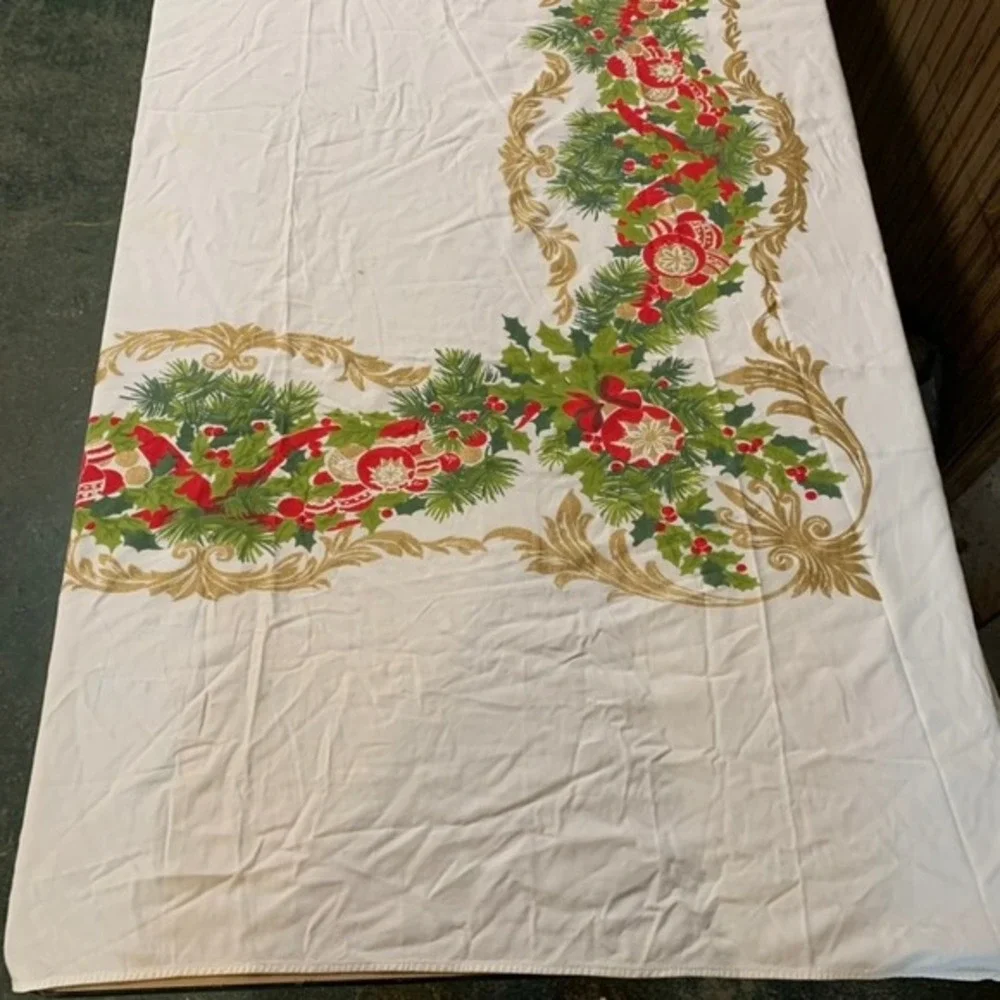 Vintage Christmas Tablecloth Holly Berry Gold‎ Trim Holiday 89 x 59 Rectangle